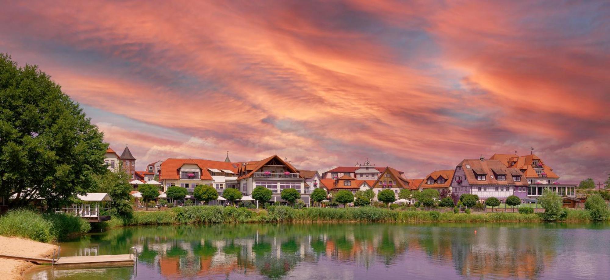 Seehotel Niedernberg - Das Dorf Am See Экстерьер фото