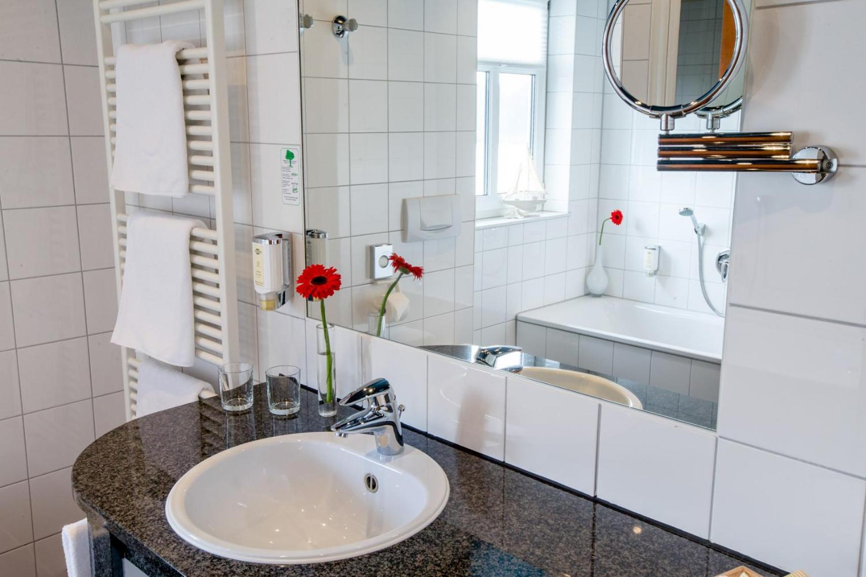 Seehotel Niedernberg - Das Dorf Am See Экстерьер фото