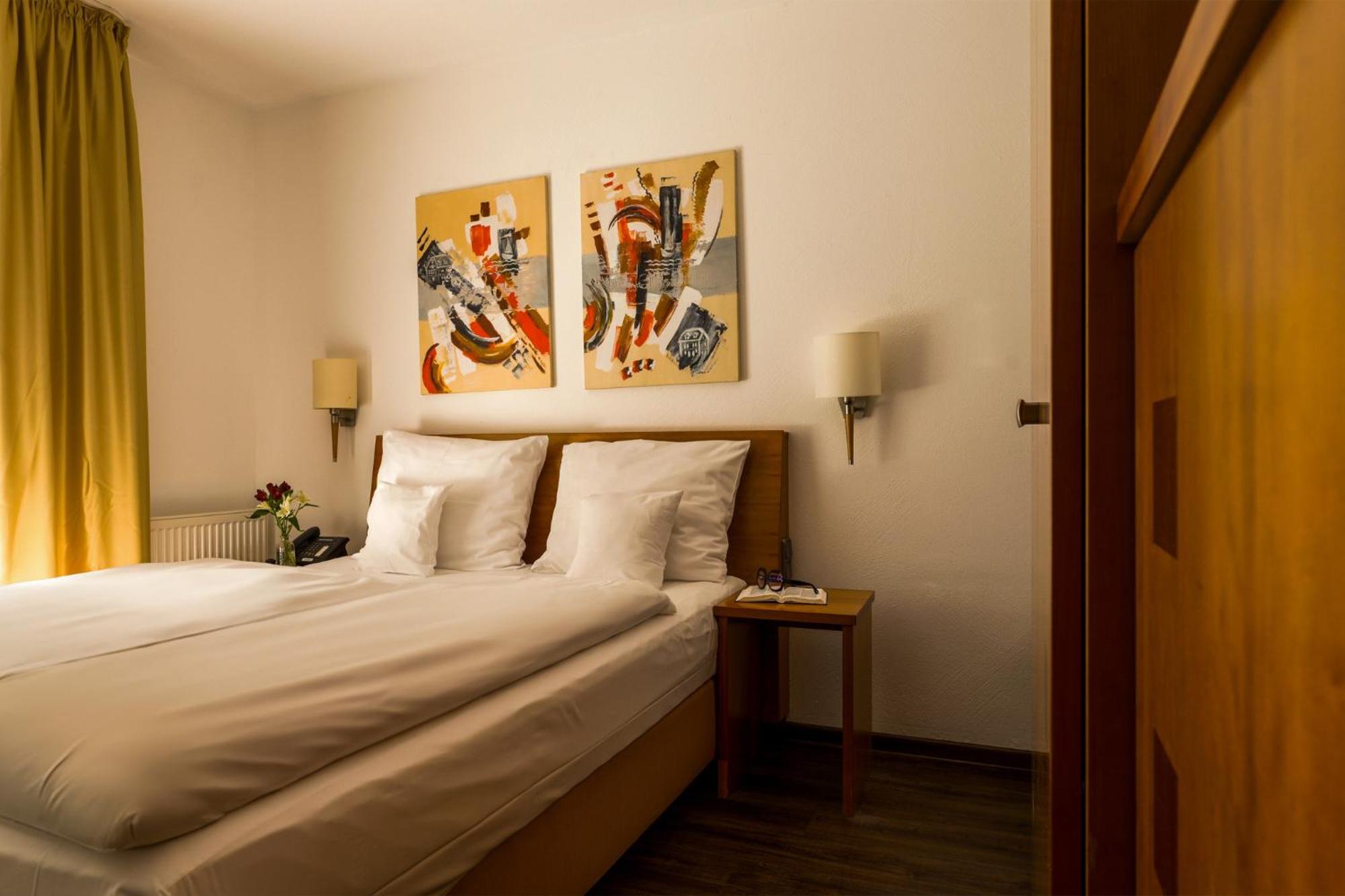 Seehotel Niedernberg - Das Dorf Am See Экстерьер фото