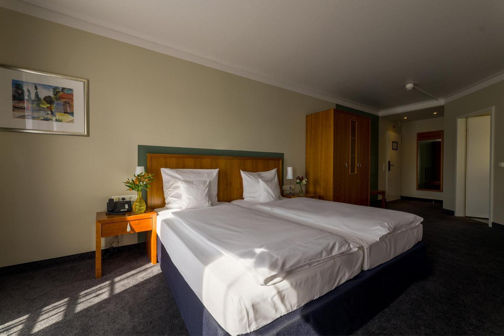 Seehotel Niedernberg - Das Dorf Am See Экстерьер фото