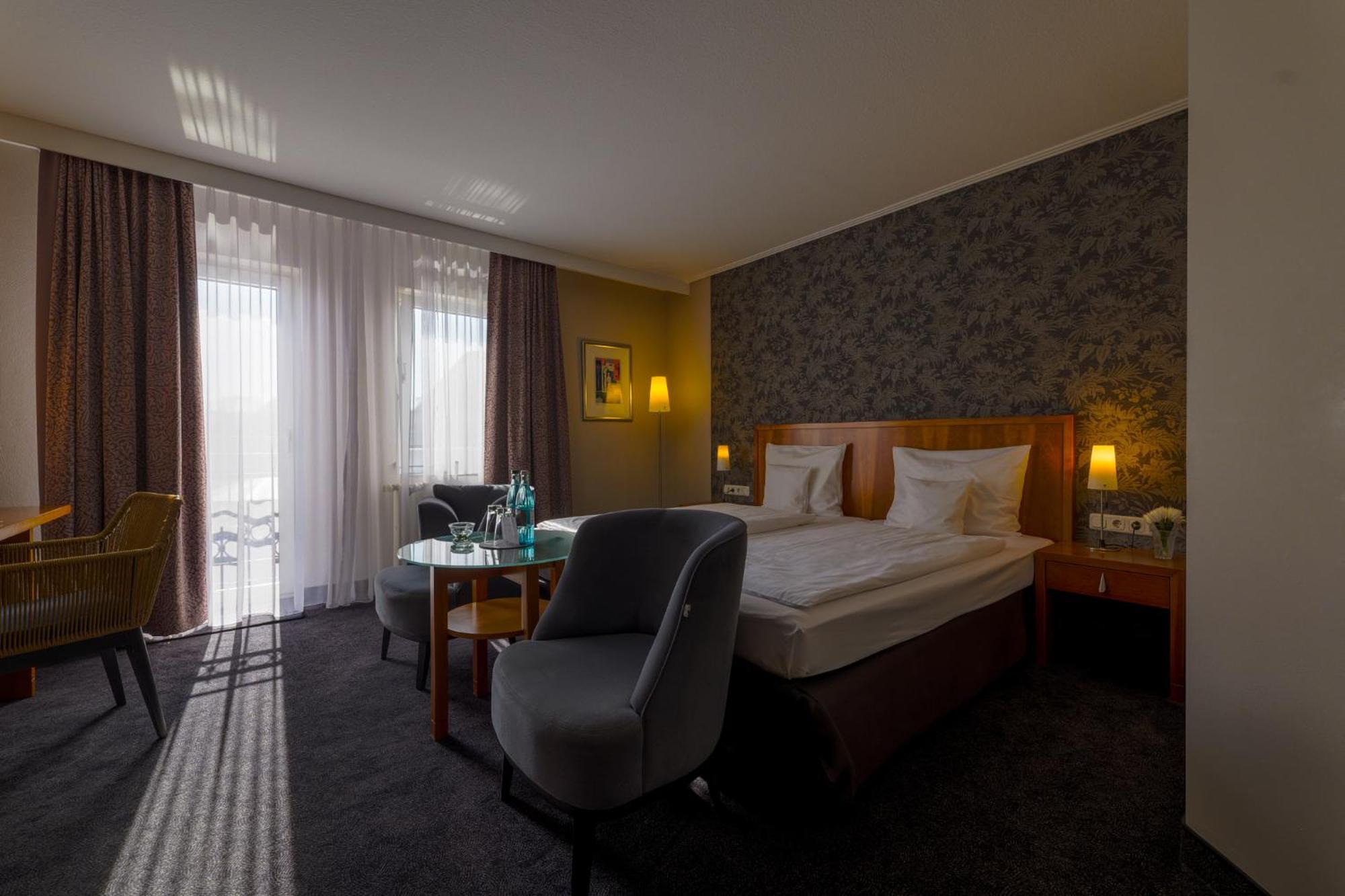 Seehotel Niedernberg - Das Dorf Am See Экстерьер фото