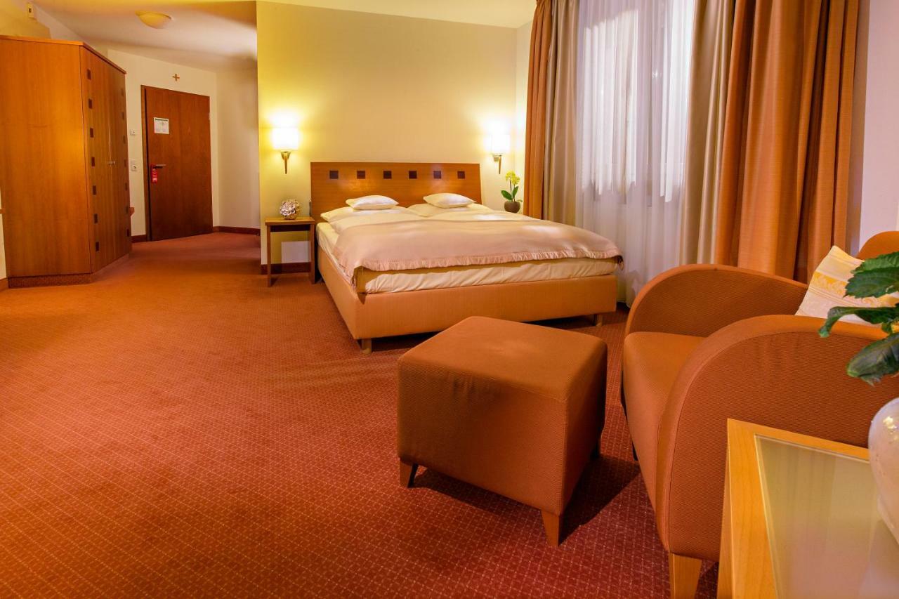Seehotel Niedernberg - Das Dorf Am See Экстерьер фото